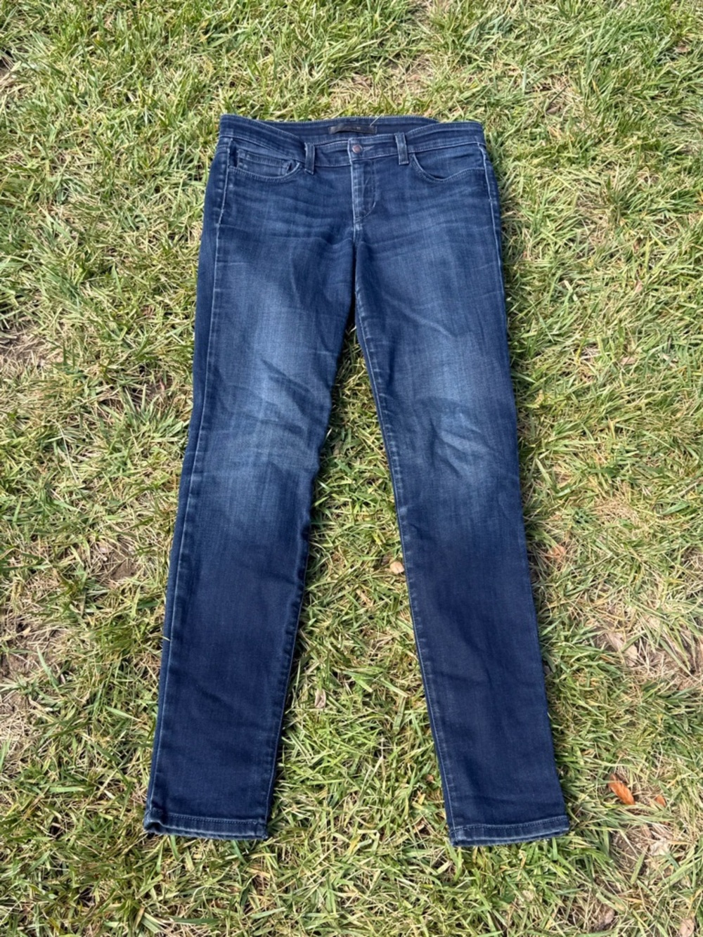 Joe's "The Skinny" form-fitting aged jeans - size 28